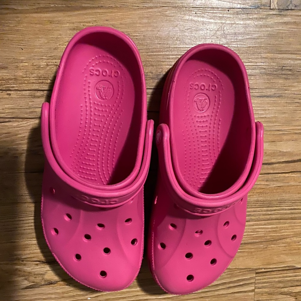 PINK CROCS